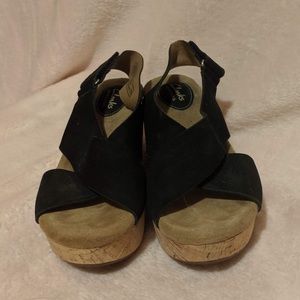 🌻 Clark’s Black Suede Wedge Crossover Sandals.